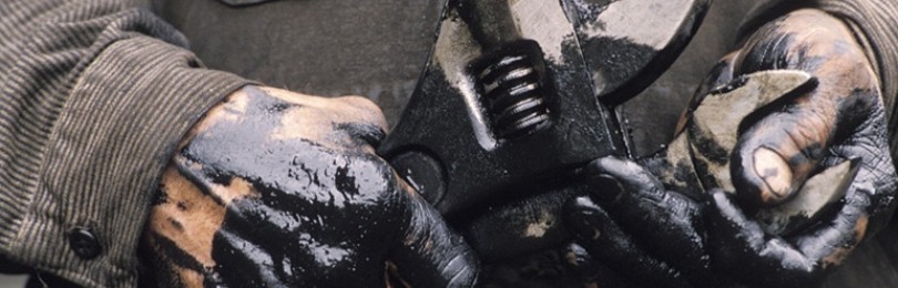 Как да премахнете следи от мазут от дрехите