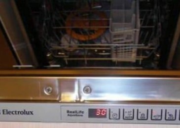 Как да разрешите грешка I30 в съдомиялна машина Electrolux