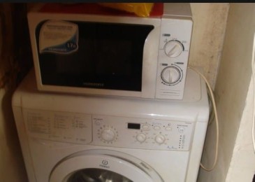 Възможно ли е да поставите микровълнова печка върху пералня?