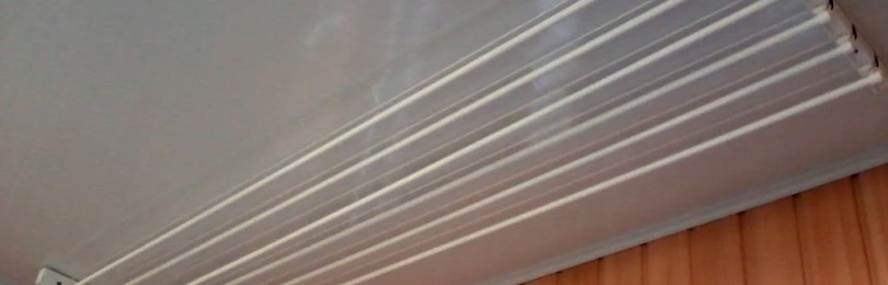 Таванни сушилни за дрехи на балкона: разновидности, самоинсталация, рейтинг на най-добрите модели