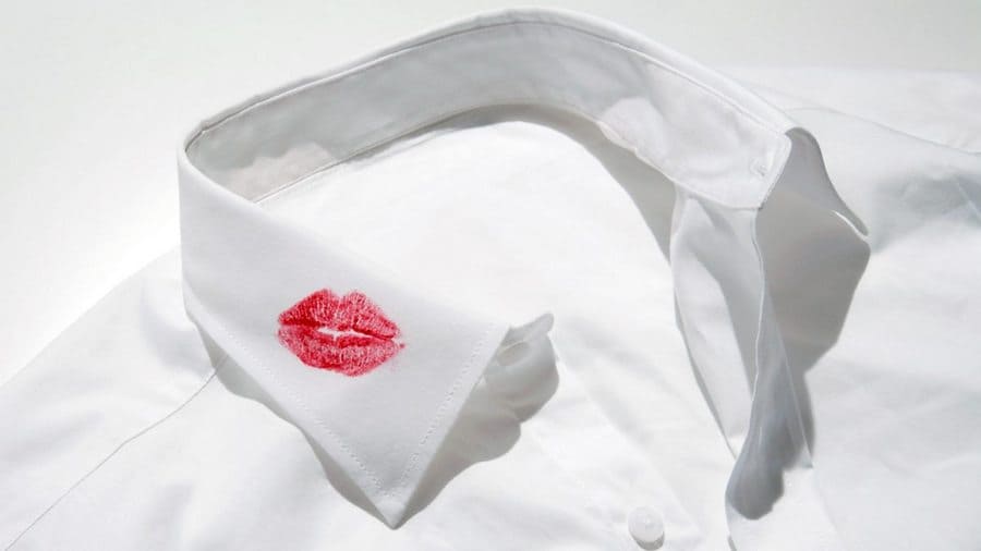 Как да премахнете петна от червило от риза