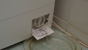 Филтърът на пералнята тече