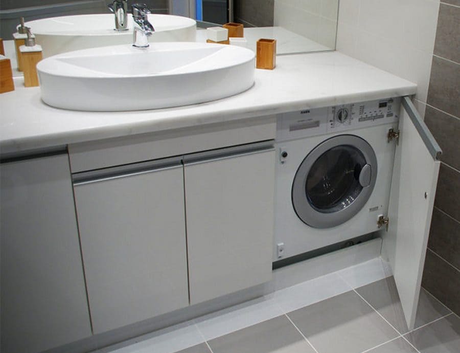 Шкаф с врата