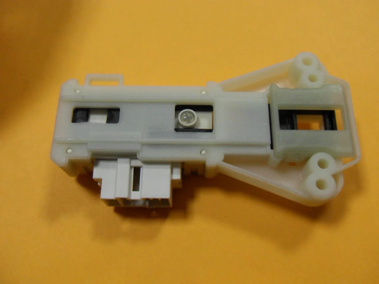 Устройството за заключване на люка е дефектно