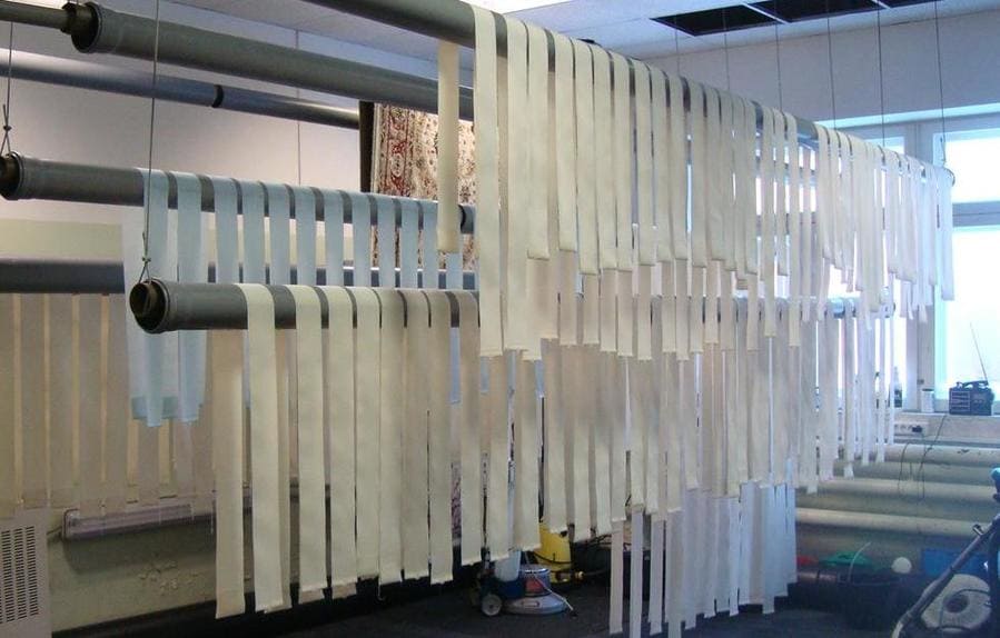 Как да почистите щорите ръчно