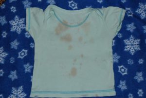 Има петна по дрехите след пране