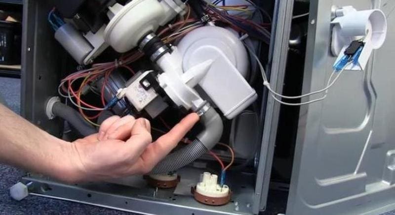 Смяна на маркучи на съдомиялна