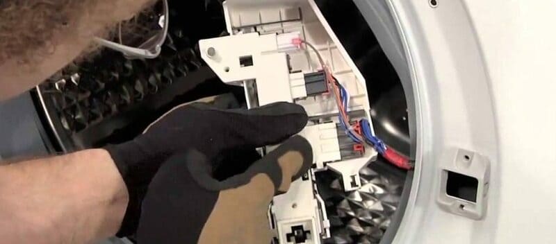 Повреда на ключалката на вратата на товарния люк