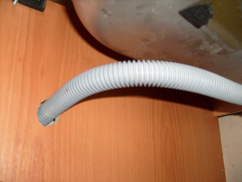 Как да скриете маркучите от пералня в пода