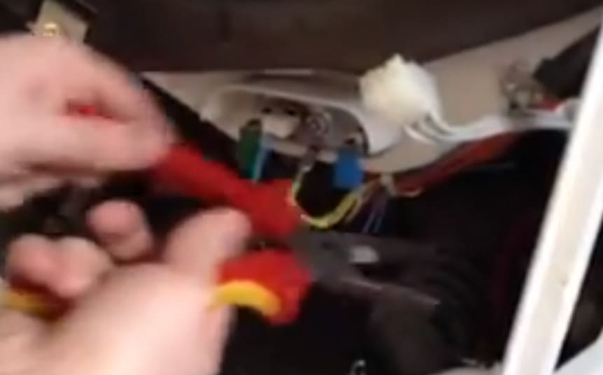 отстранете пружините, държащи барабана и резервоара