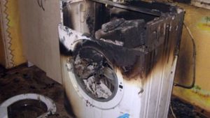 От пералнята излизаше дим