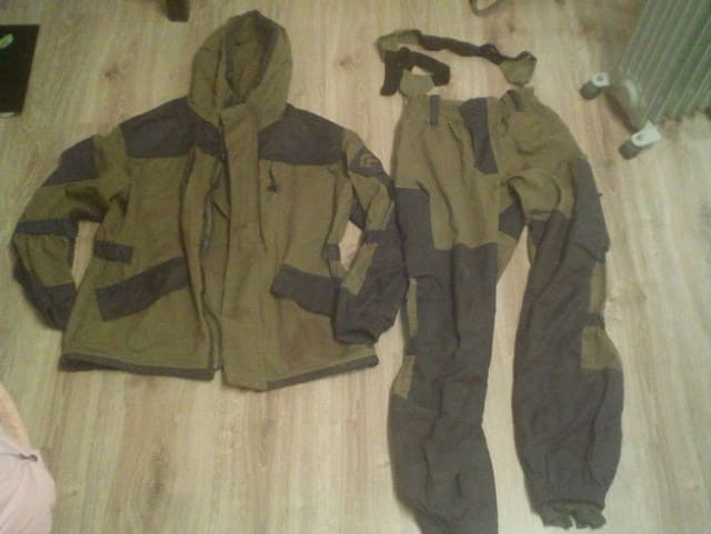 плъзнете костюм в пералнята