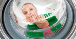 Водата се изтегля в изключена пералня