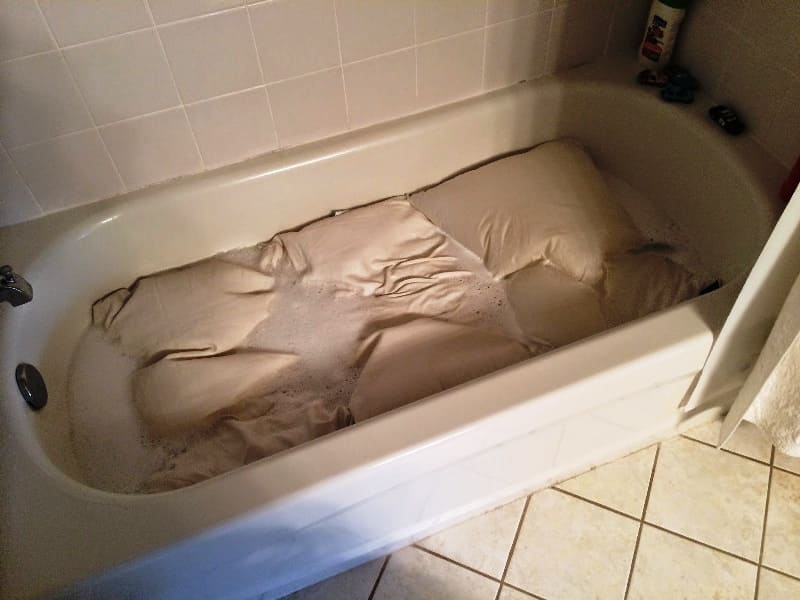 Ръчно почистване на възглавница със синтетичен пълнеж