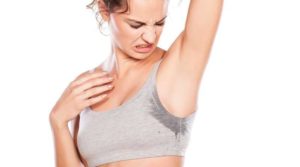 Как да се отървете от миризмата на пот върху дрехите у дома