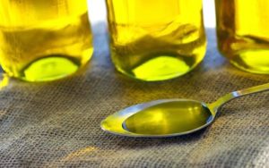 Как да премахнете зехтина от дрехите у дома