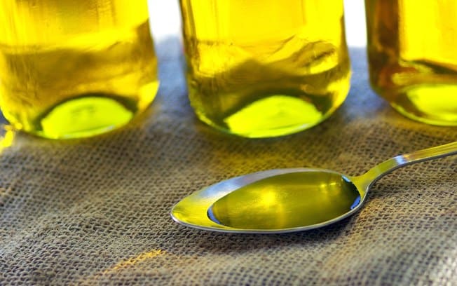 Как да премахнете зехтина от дрехите у дома