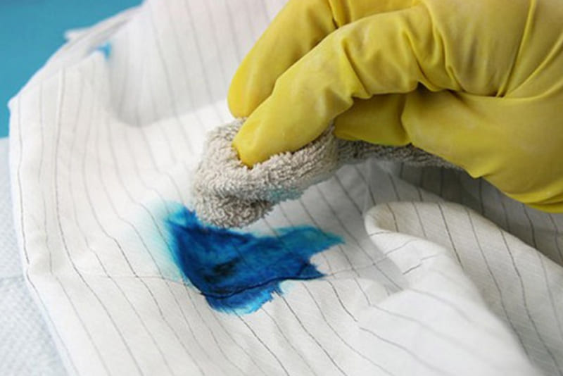 Как да премахнете петна от пуловер у дома