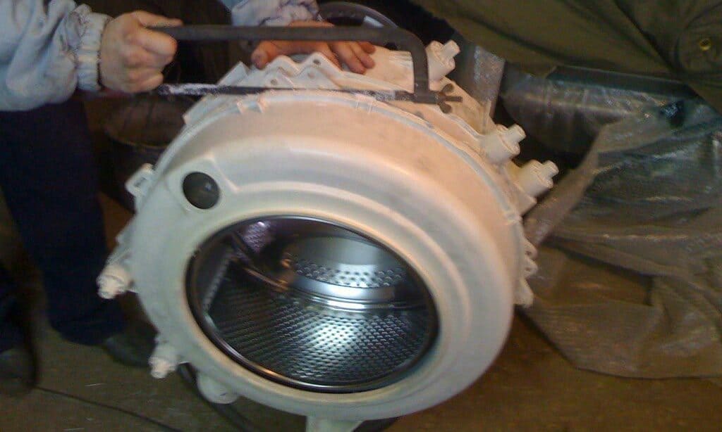 Как да изрежете резервоар на пералня