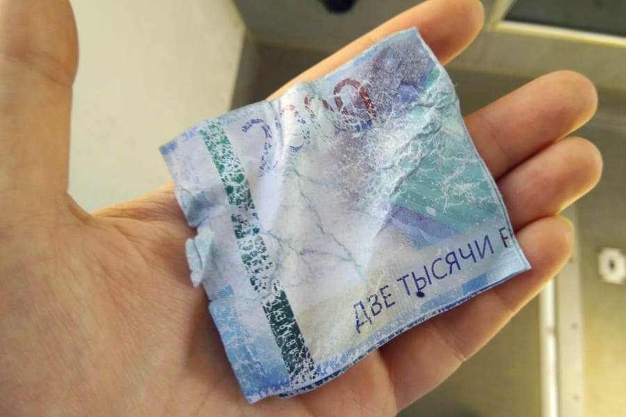 Какво се случва с парите след изпирането им в пералнята?