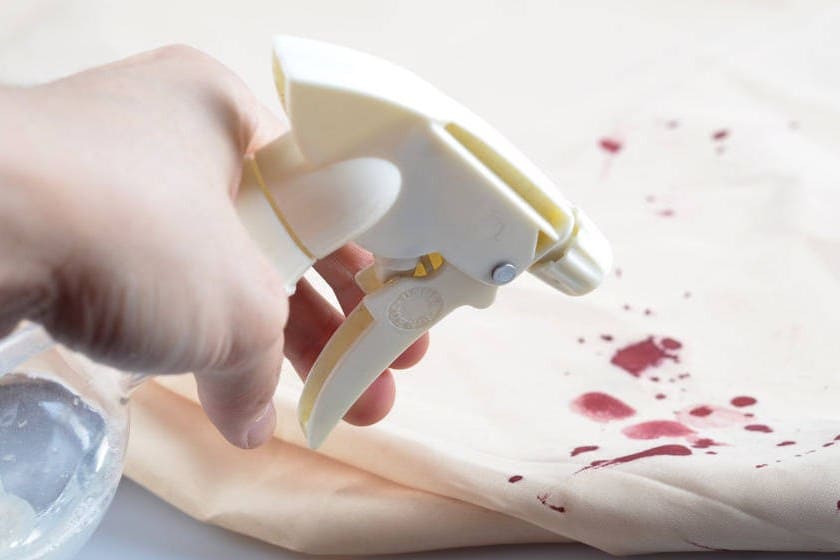 Характеристики на премахване на кървави петна от бели неща