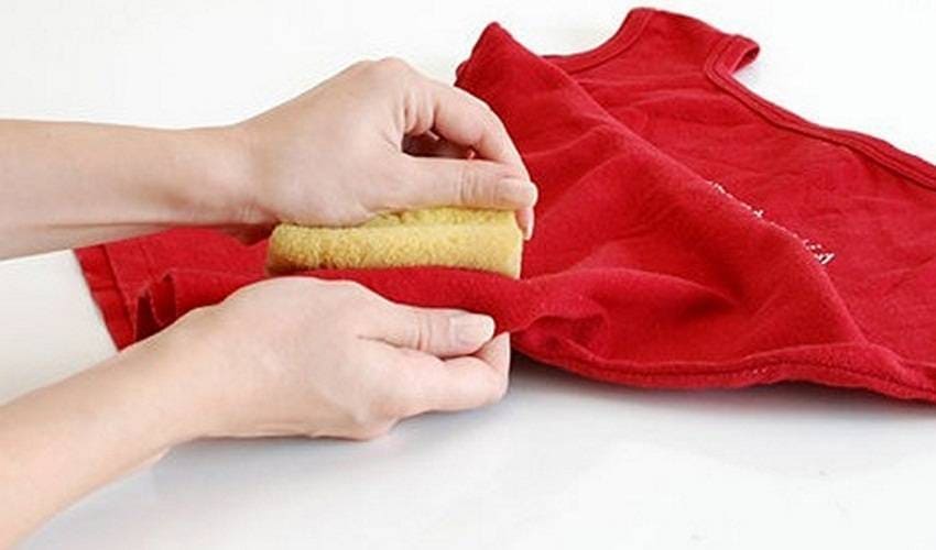 премахване на петна от цветни дрехи