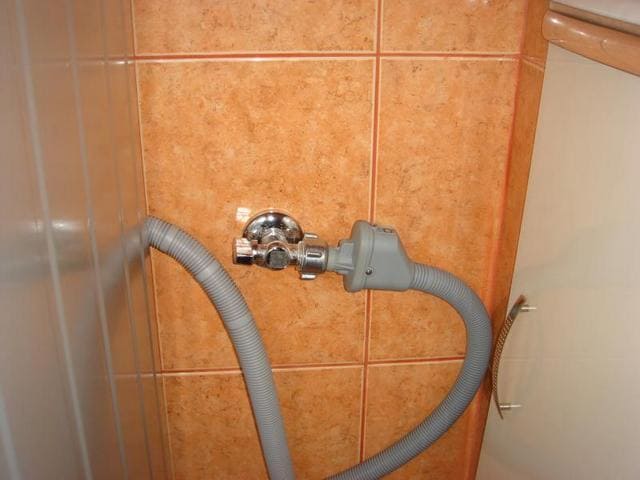 свързване на съдомиялната към водопровода