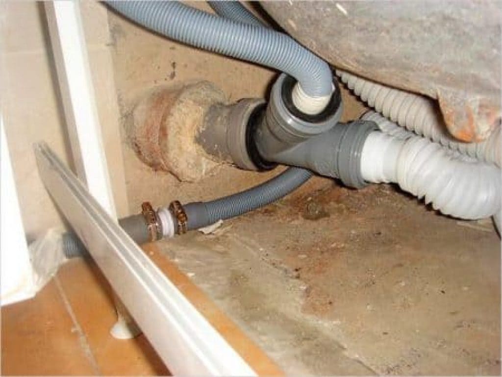 почистване на дренажния маркуч на съдомиялната машина